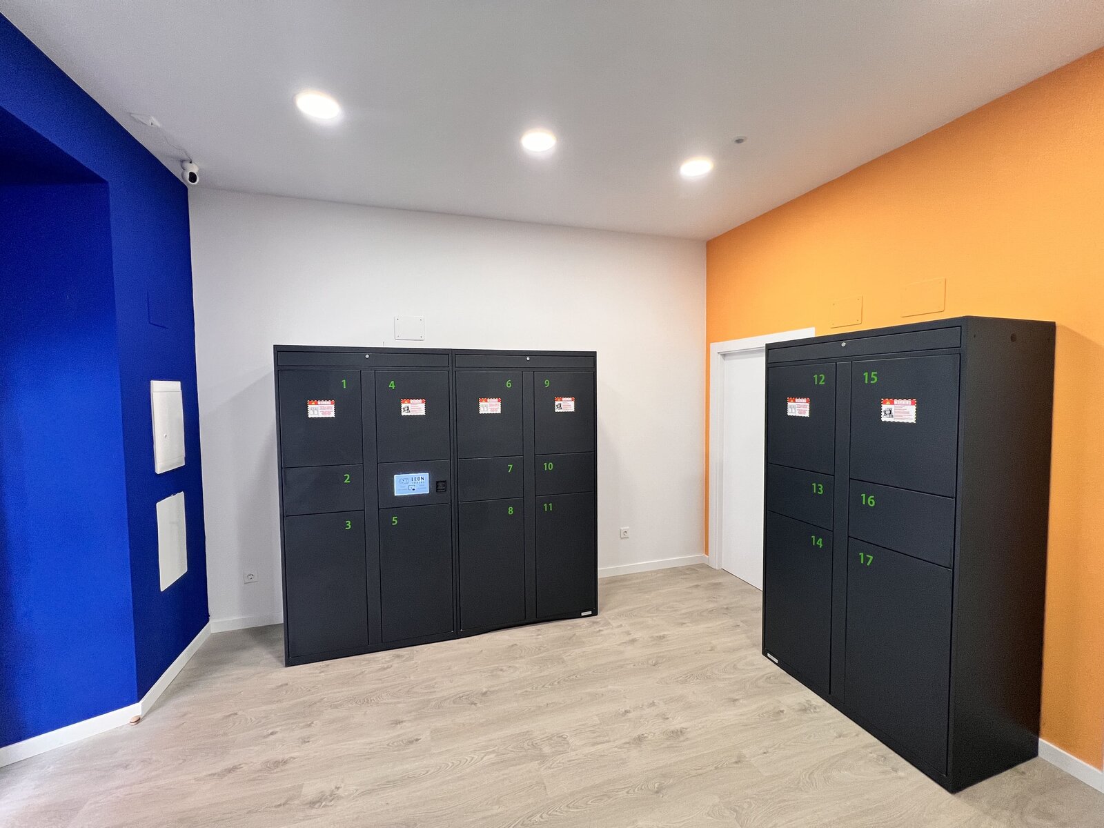 Sala de taquillas de León Lockers con la pared azul