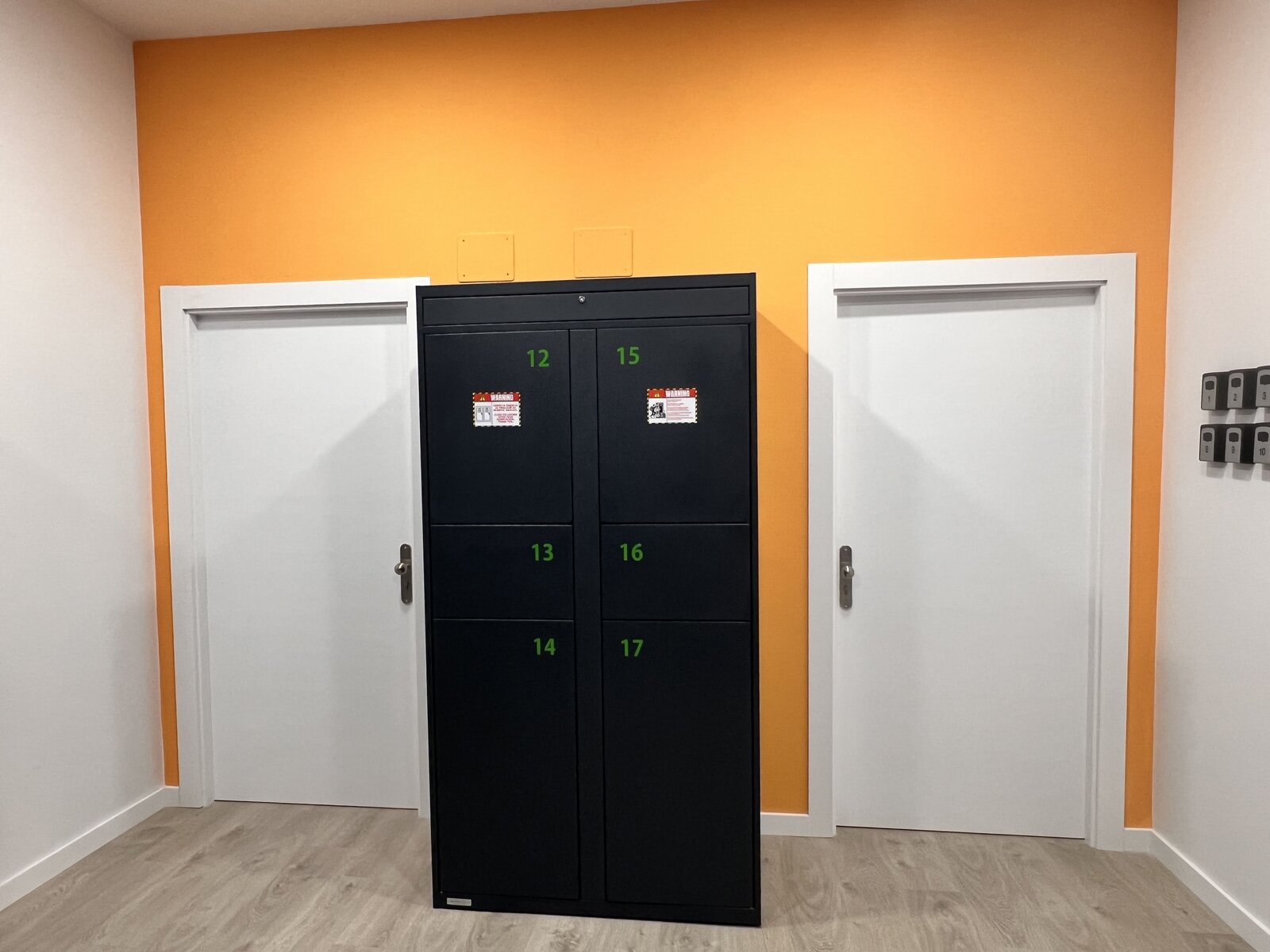 Taquillas negras de León Lockers entre las puertas del trastero