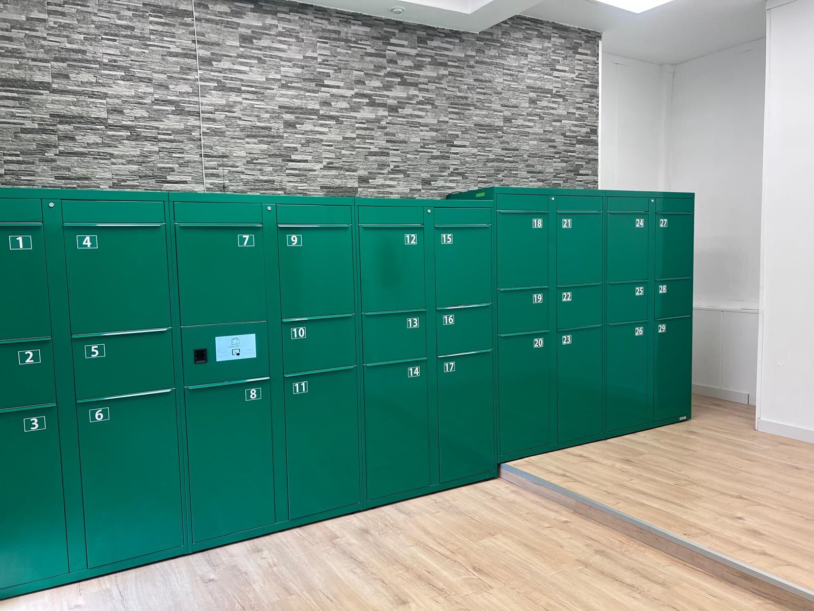 Taquillas verdes de Lock Here Now en Madrid Chamartín