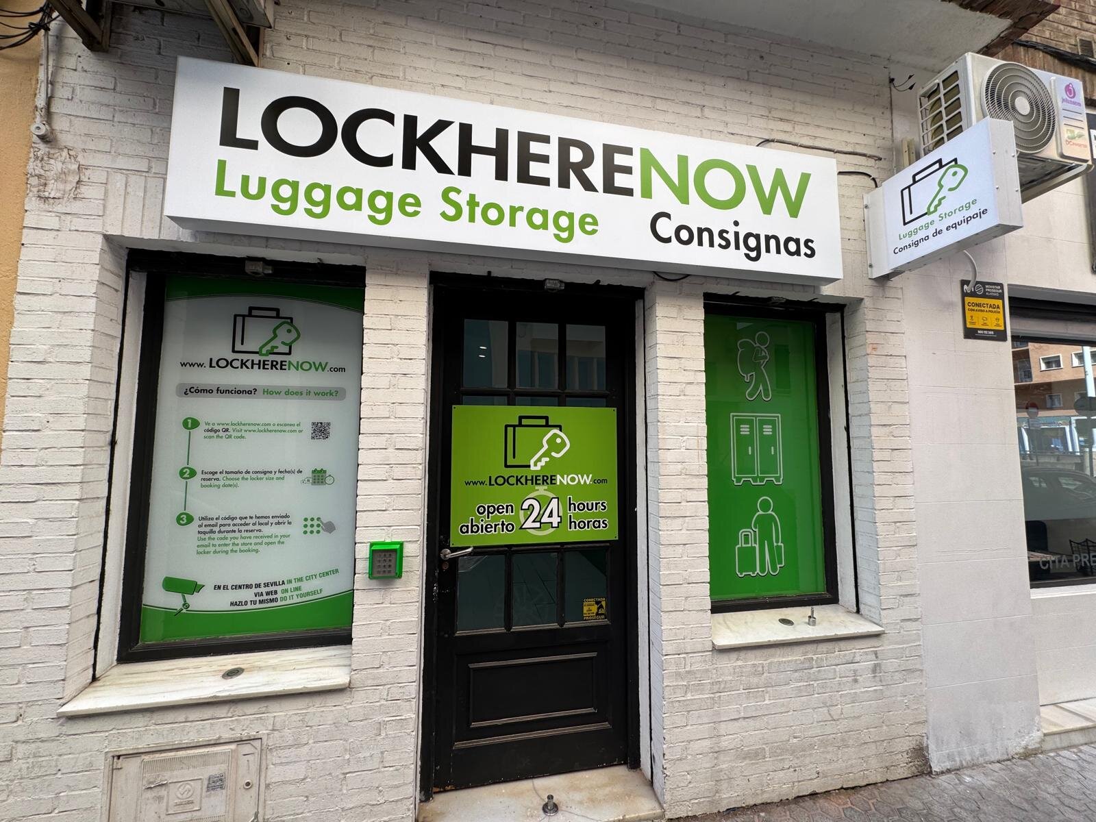 Fachada de Lock Here Now junto a la estación de Plaza de Armas de Sevilla