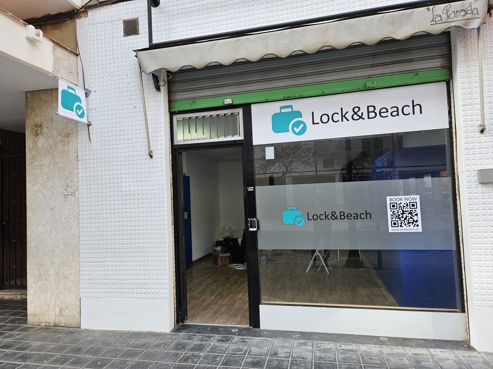 Fachada de Lock&Beach en la avenida de la Malvarrosa