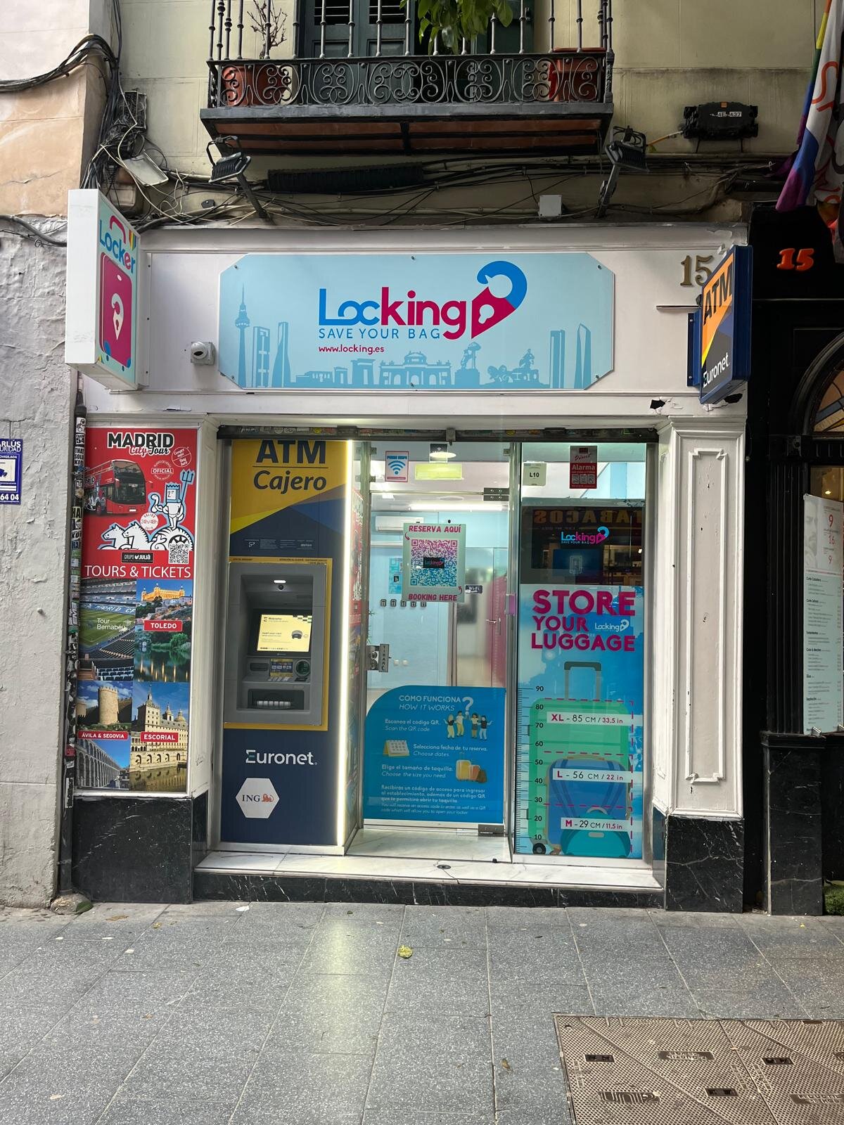 Fachada de Locking en Hortaleza en 2026, con cajero automático