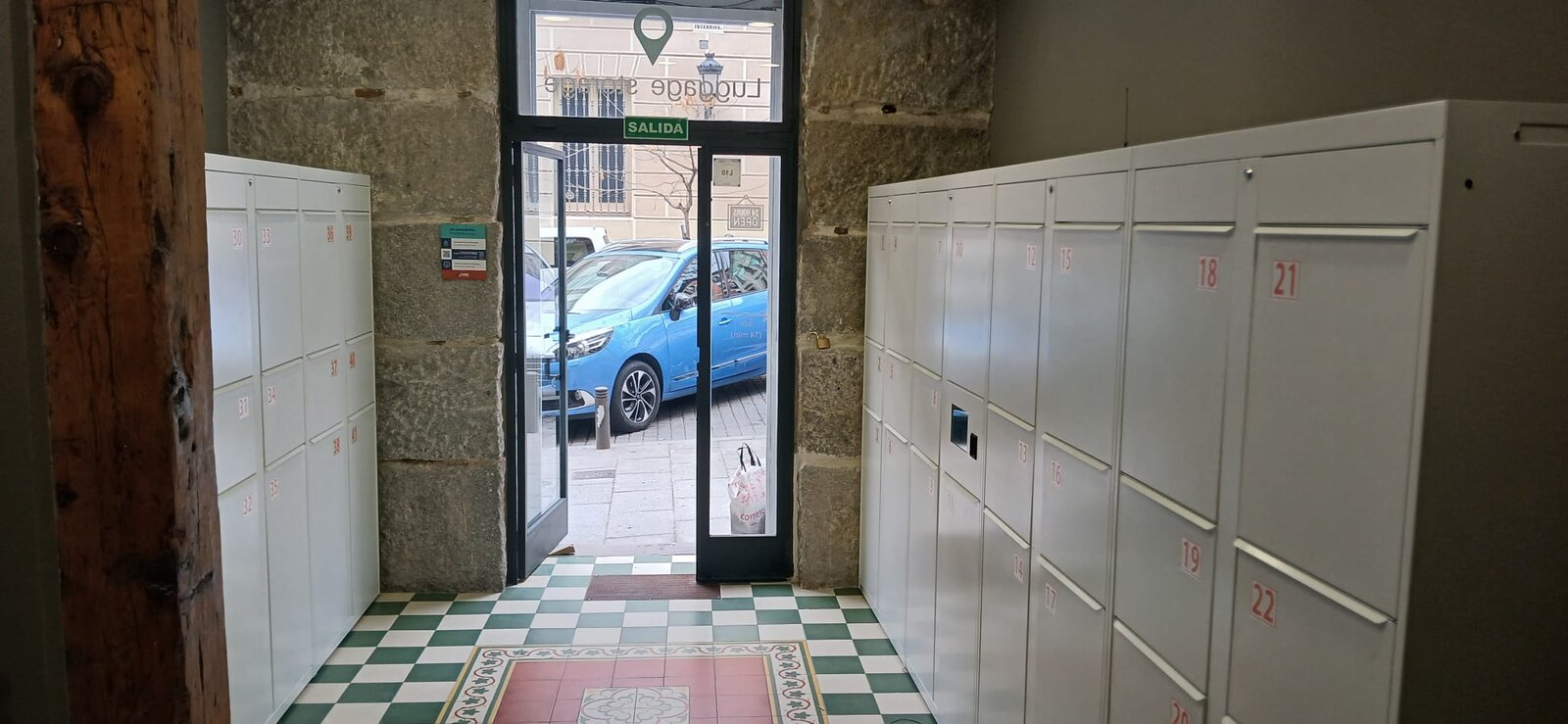 Taquillas blancas de Look A Locker junto a la entrada del local, en Madrid