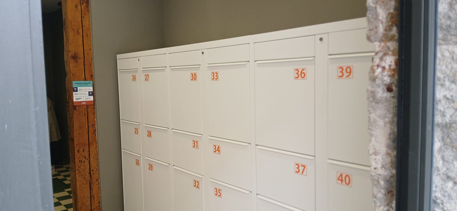 Taquillas blancas de Look A Locker con la numeración en naranja