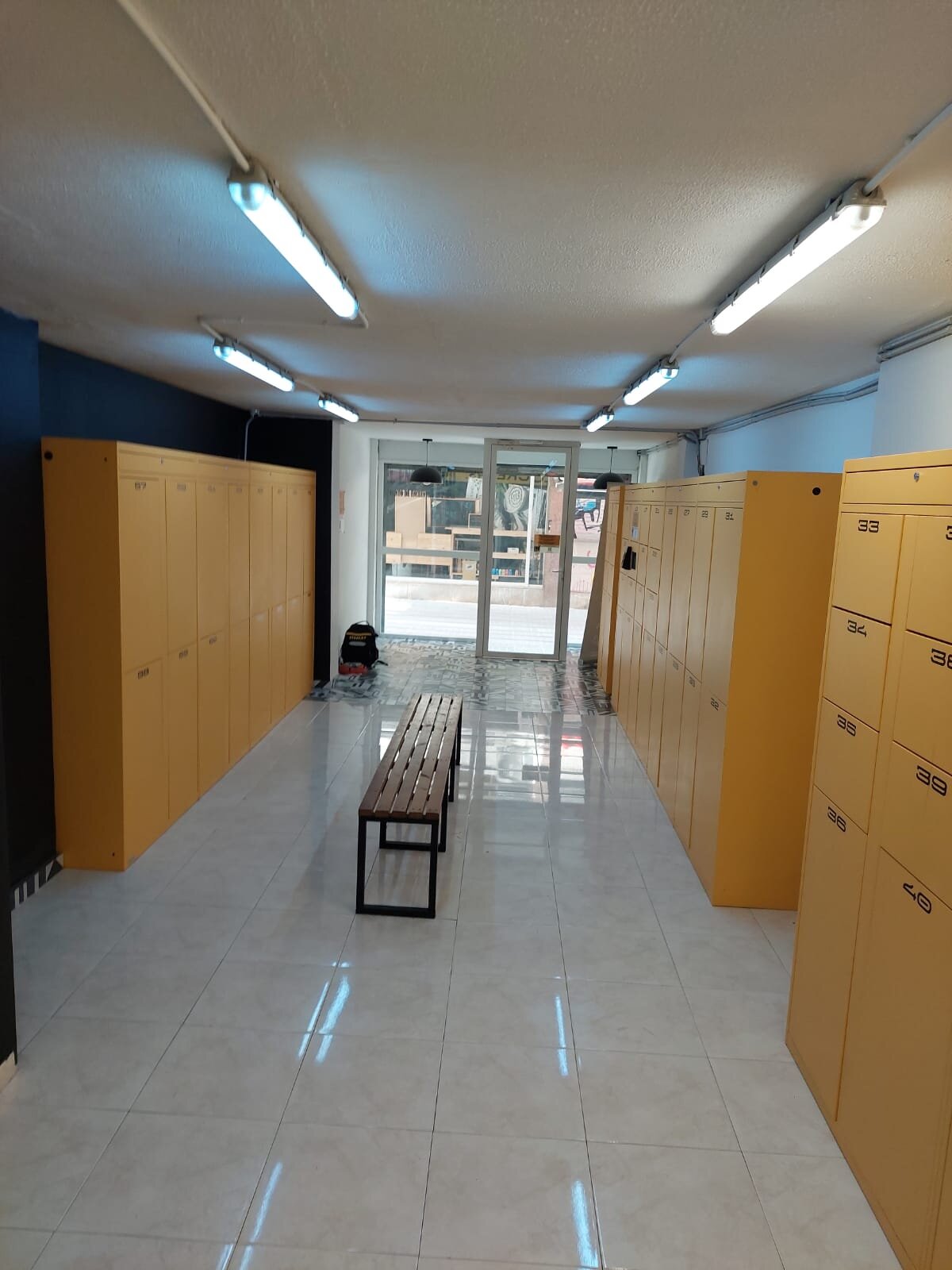 Taquillas de Mallorca Lockers con banco central