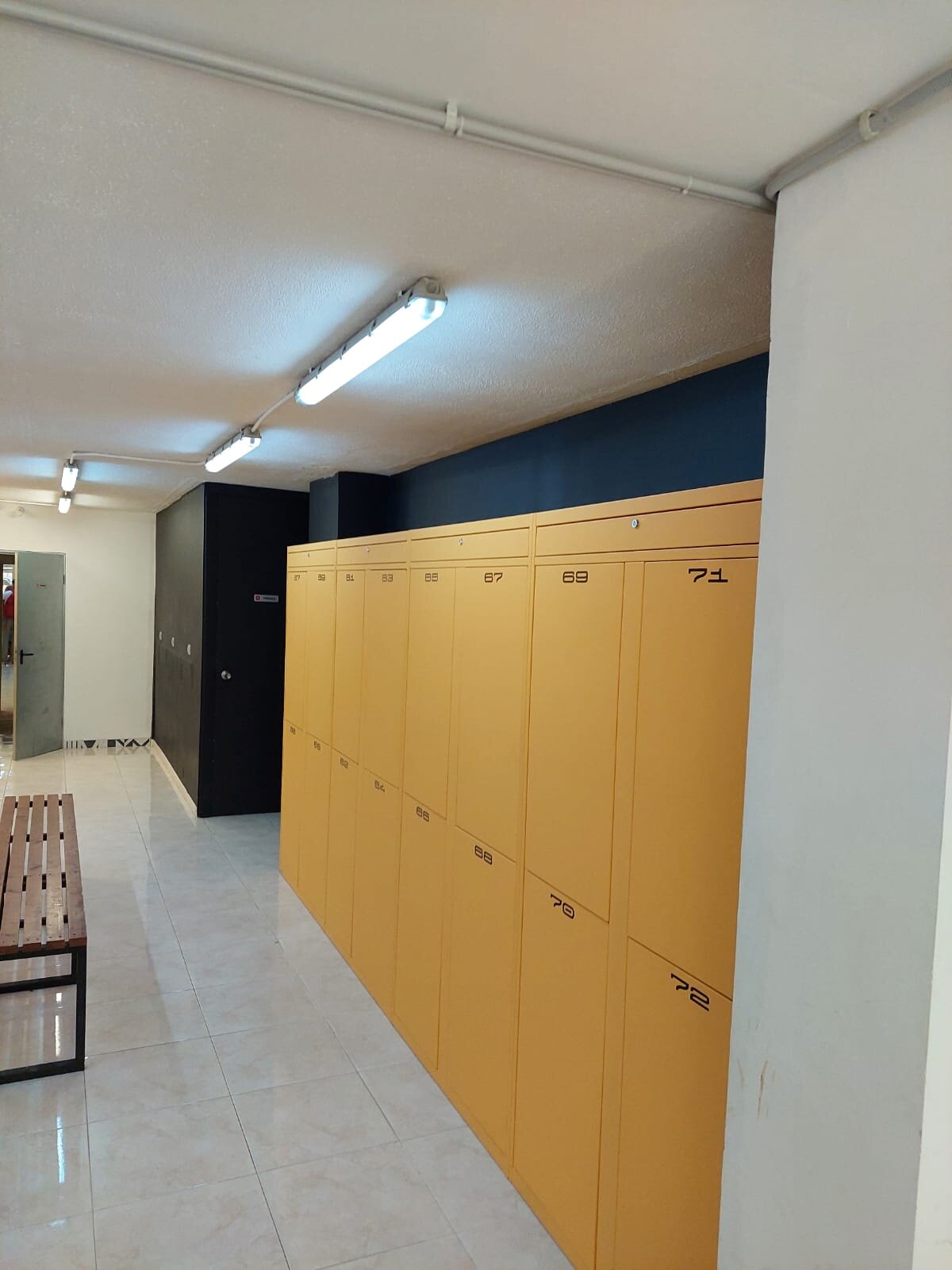 Taquillas XL de Mallorca Lockers junto al banco