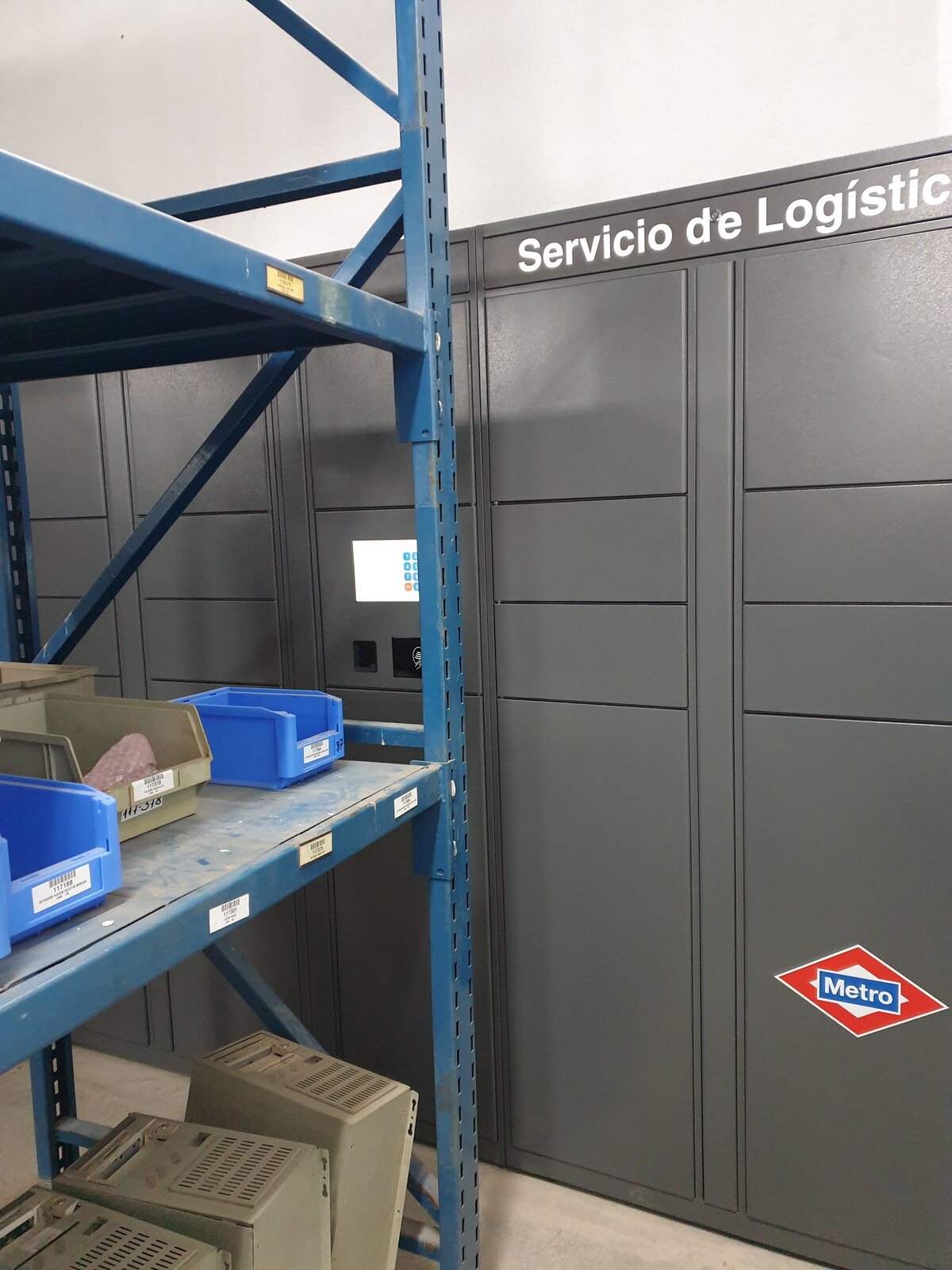 Taquilla de Metro de Madrid en Aluche, junto a las estanterías del almacén