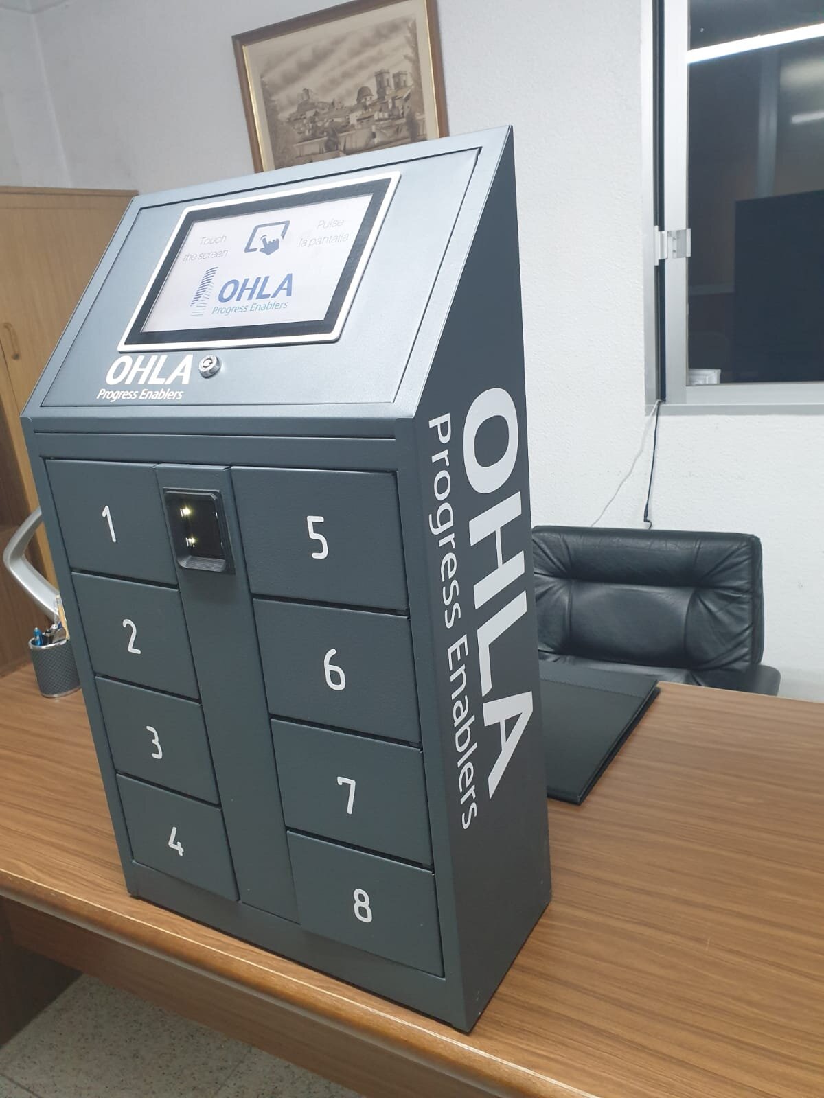 Taquilla de sobremesa de OHLA Group con ocho puertas y pantalla