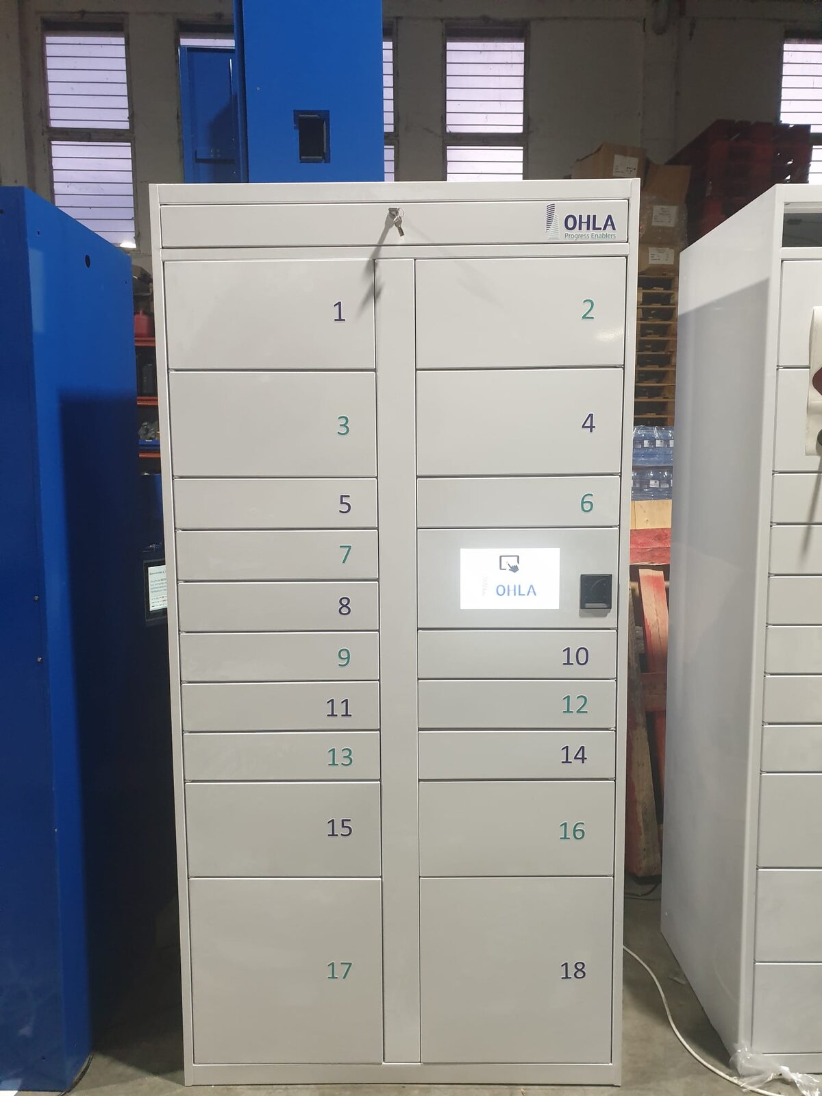 Taquilla de OHLA Group vinilada, con 18 puertas numeradas