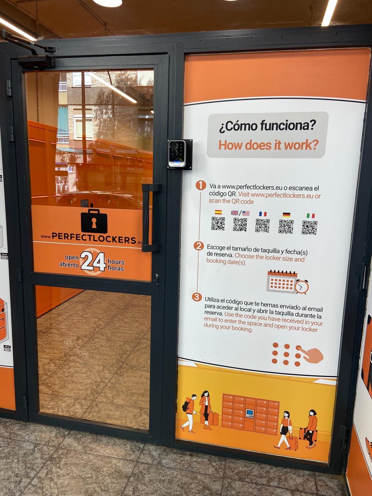 Puerta de Perfect Lockers con las instrucciones de uso en español e inglés