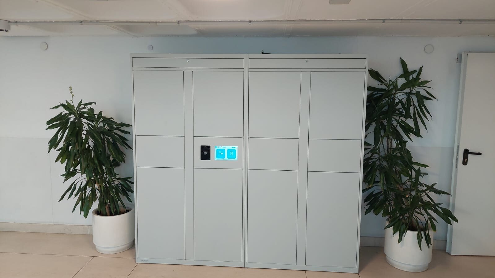 Consigna inteligente de Porto Pi recién instalada, antes del vinilo