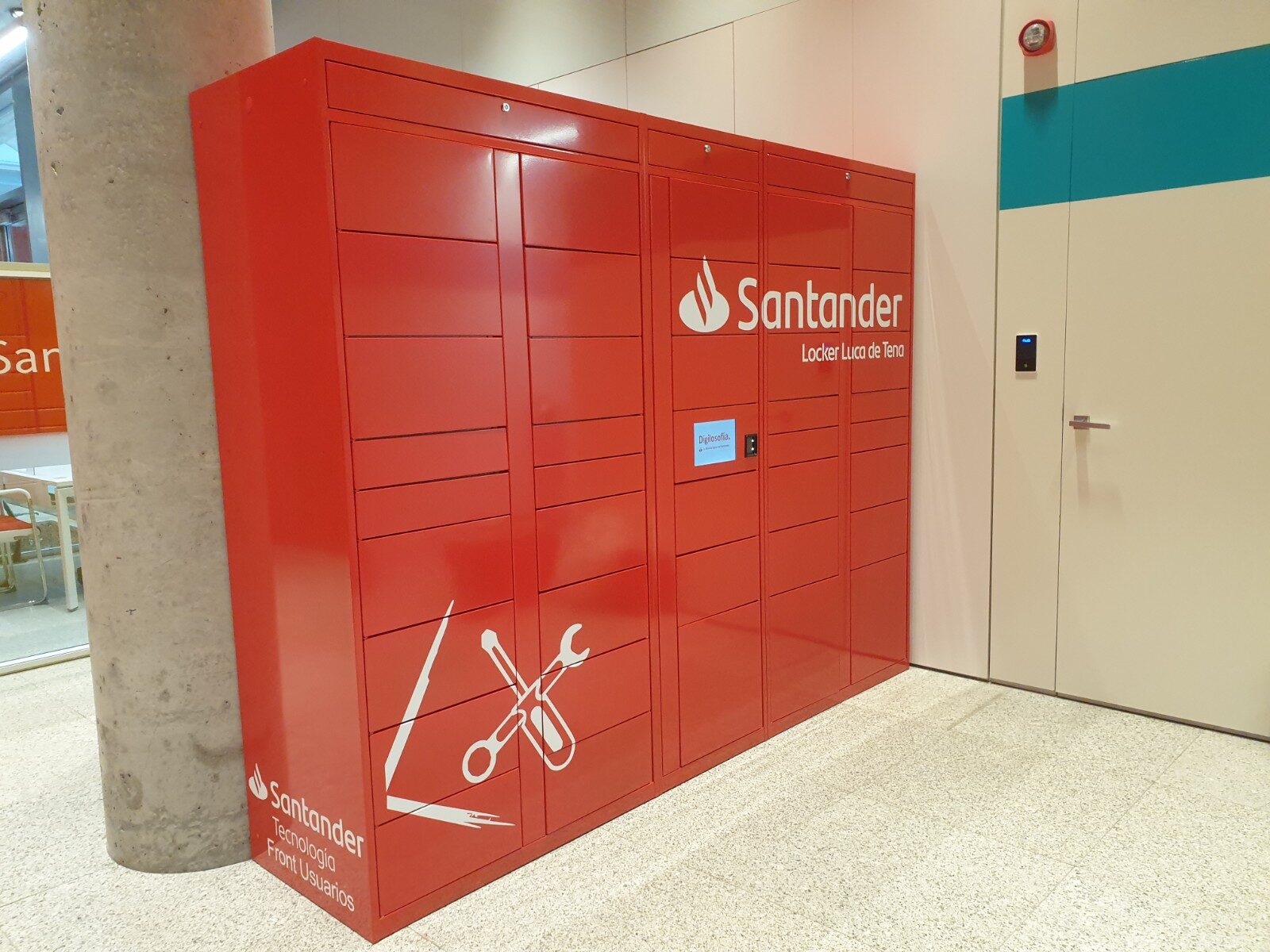 Consigna de Banco Santander en Luca de Tena, vista en ángulo