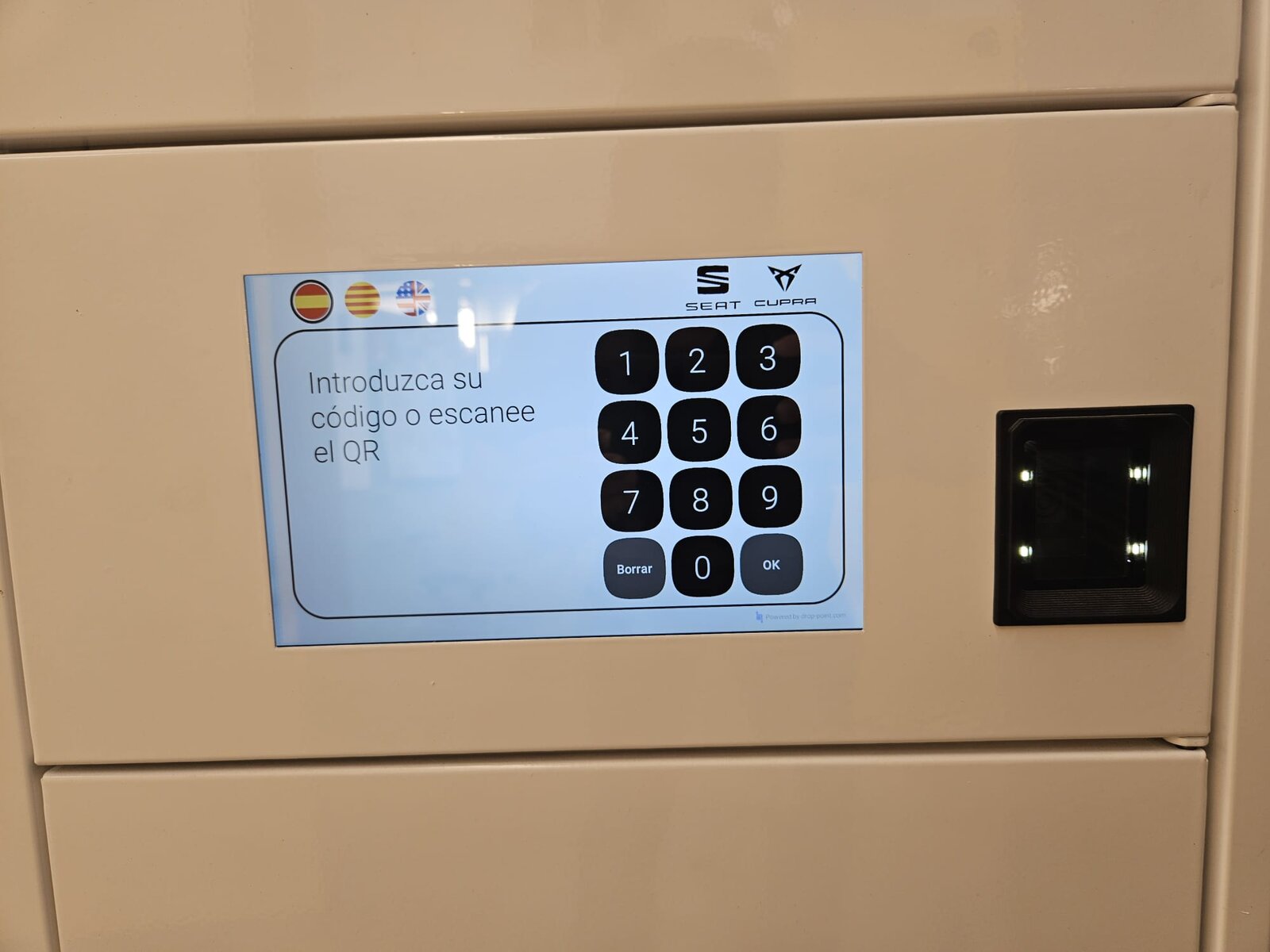 Pantalla de la consigna de SEAT: introduzca su código o escanee el QR