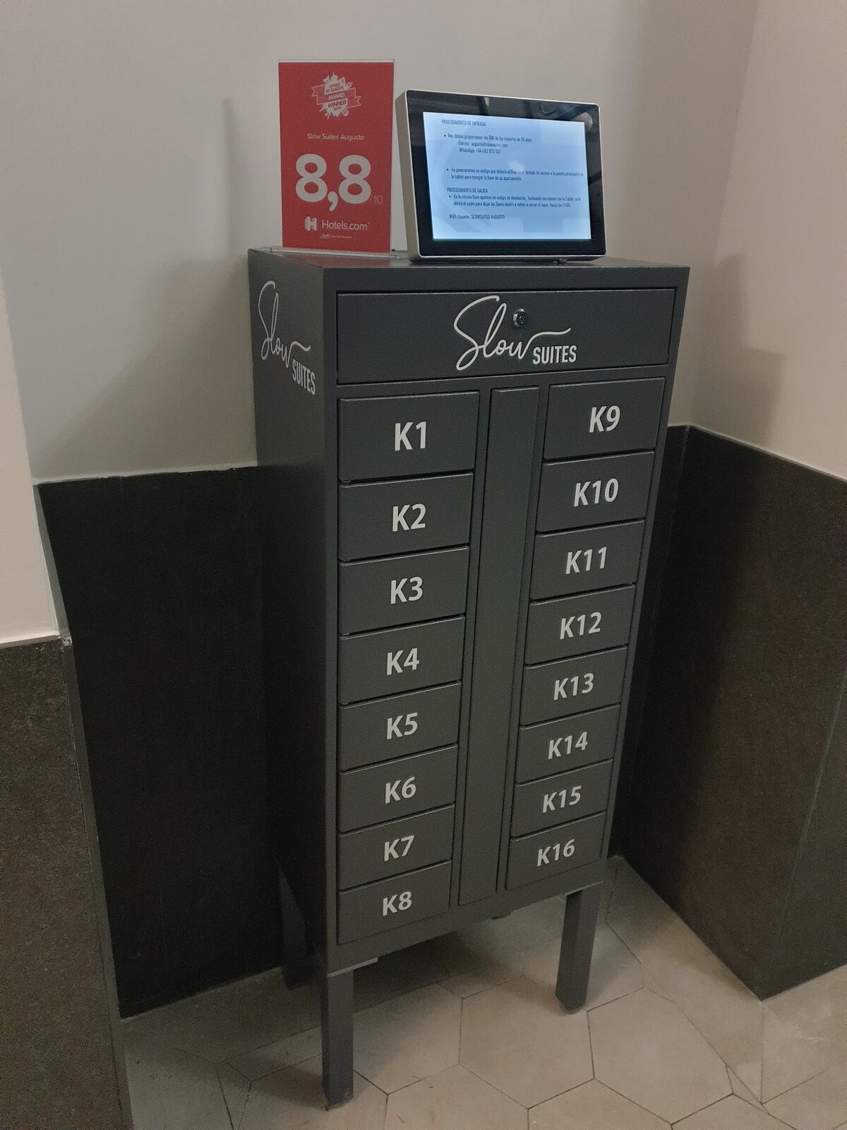 Consigna Click&Key de Slow Suites Augusto, con la pantalla y los cajones de llaves