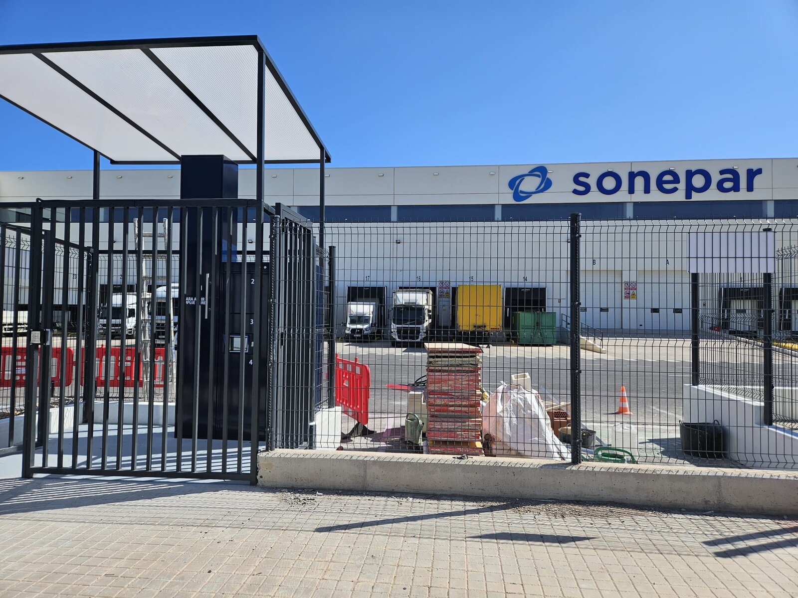 Taquilla de SONEPAR en el Puerto de Sagunto, junto a la verja de la sede
