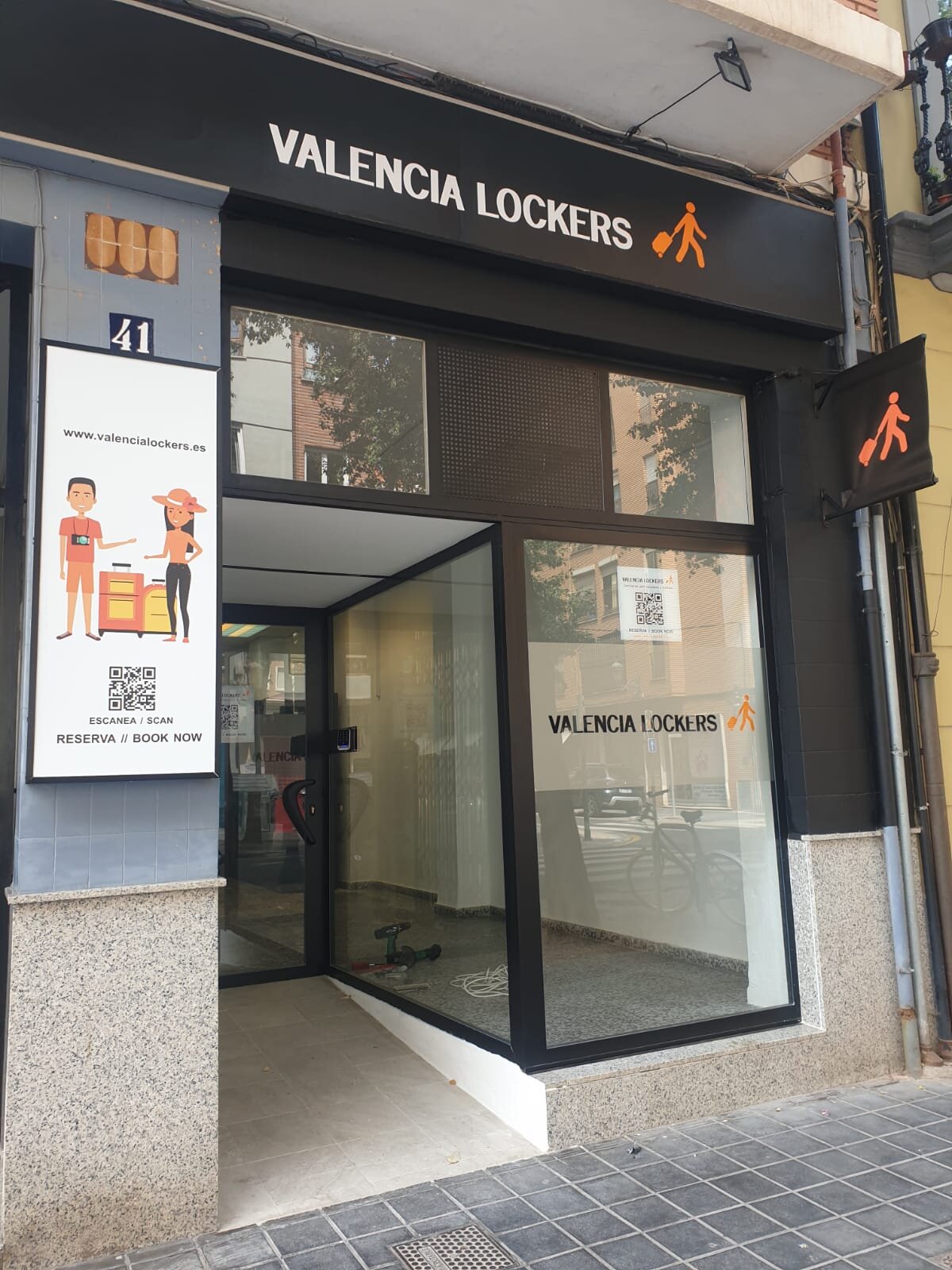 Fachada de Valencia Lockers en El Cabanyal, junto a la playa de la Malvarrosa