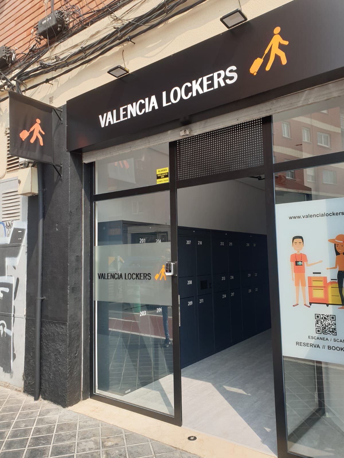 Fachada del local de Valencia Lockers junto a la estación Joaquín Sorolla