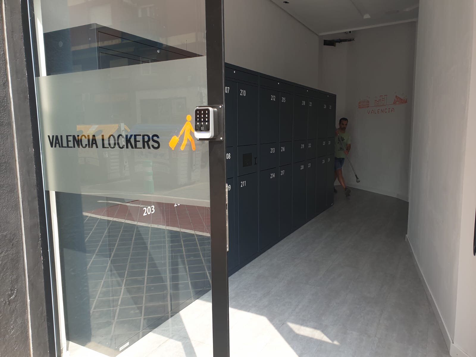 Sala de taquillas de Valencia Lockers en la estación Joaquín Sorolla