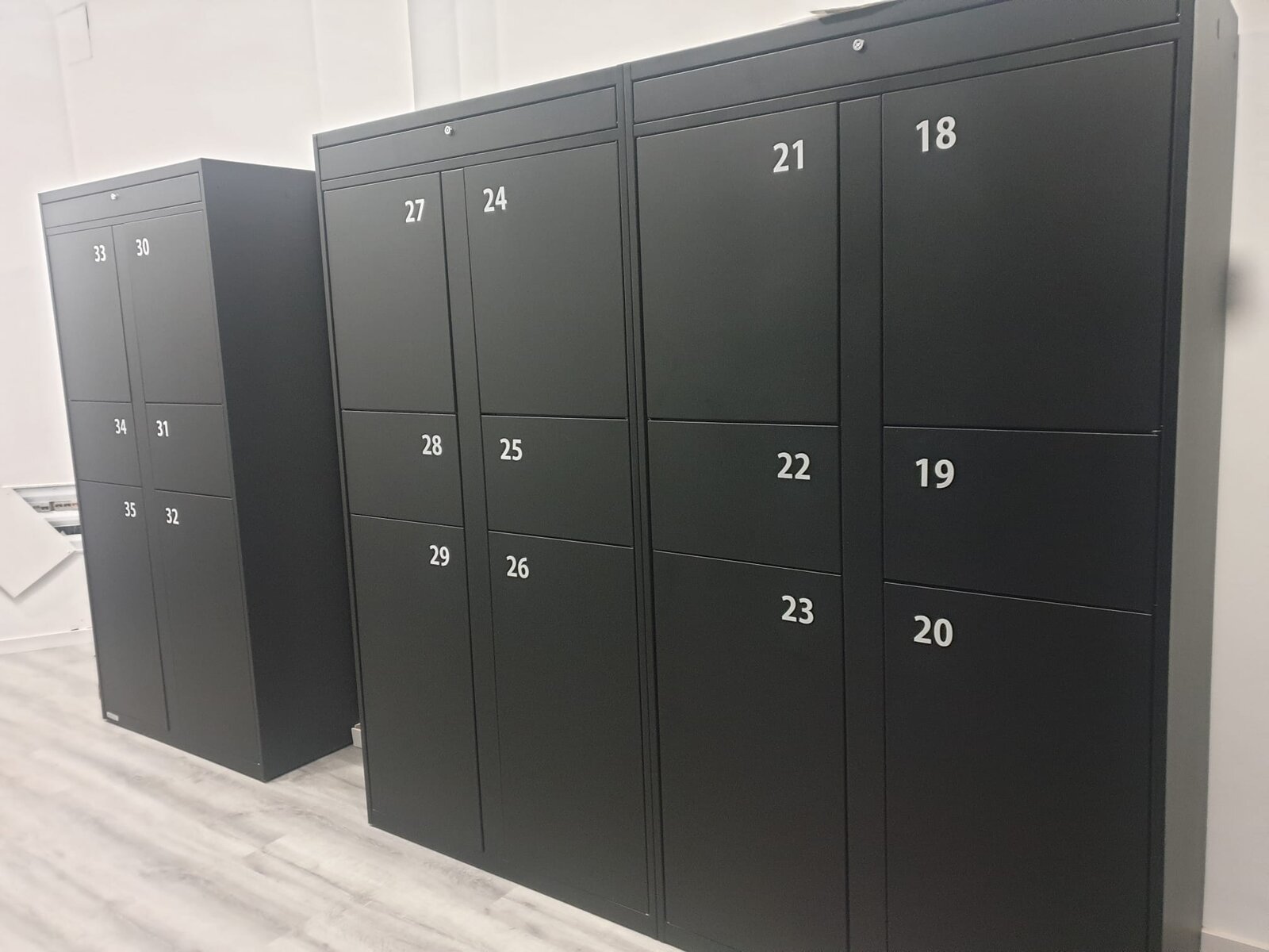 Taquillas negras de Valencia Lockers con la pantalla en el módulo central
